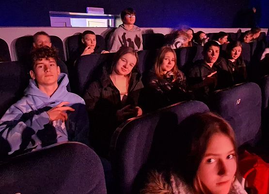 uczniowie w trakcie spektaklu