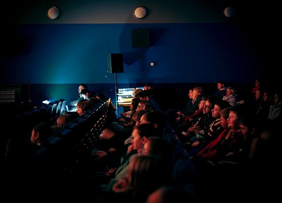 uczniowie w trakcie spektaklu