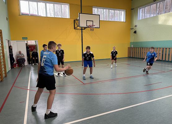 uczniowie grają w koszykówkę