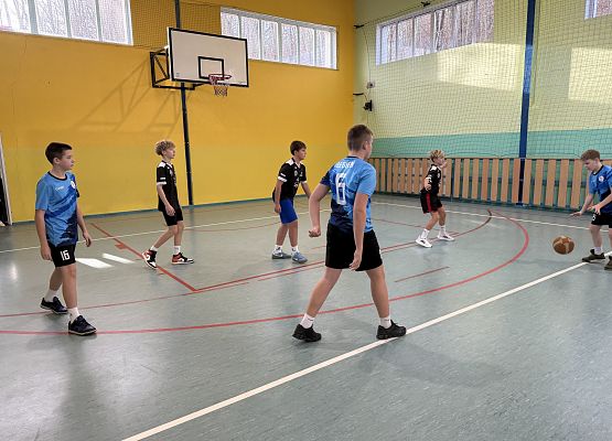 uczniowie grają w koszykówkę