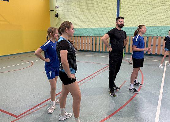 uczennice grają w koszykówkę