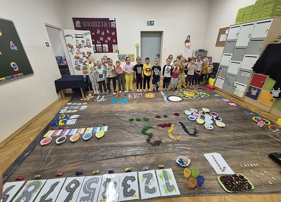 dzieci w sali przedszkolnej