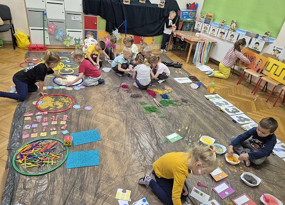 przedszkolaki podczas zajęć