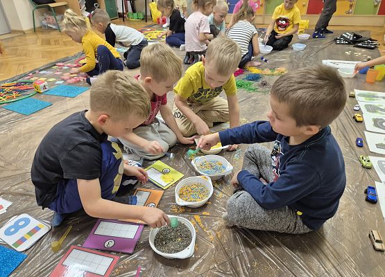 przedszkolaki podczas zajęć