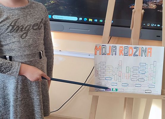 uczennica omawia drzewo genealogiczne
