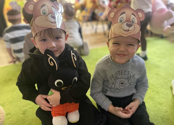 chłopcy z maskami na głowie