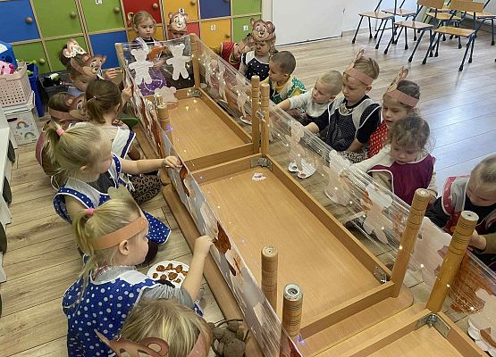 dzieci malują na streczu