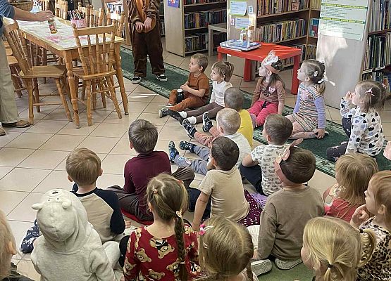 dzieci słuchają opowieści misia
