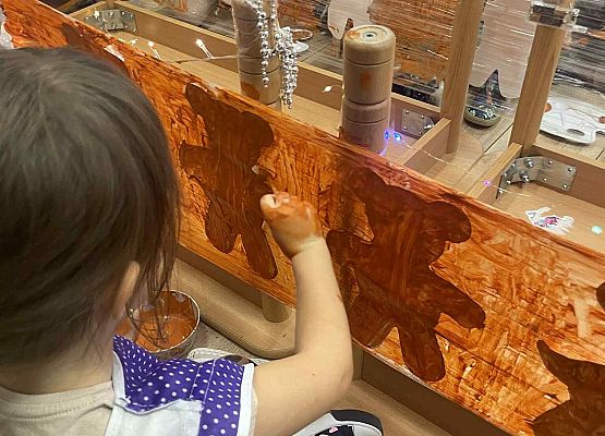 dziewczynka maluje misia