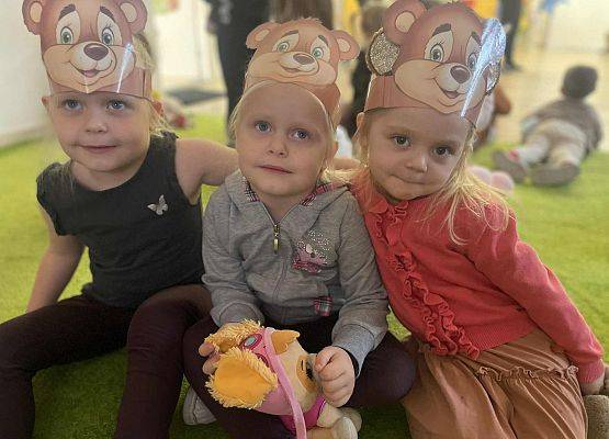 dziewczynki z misiowymi opaskami na głowie