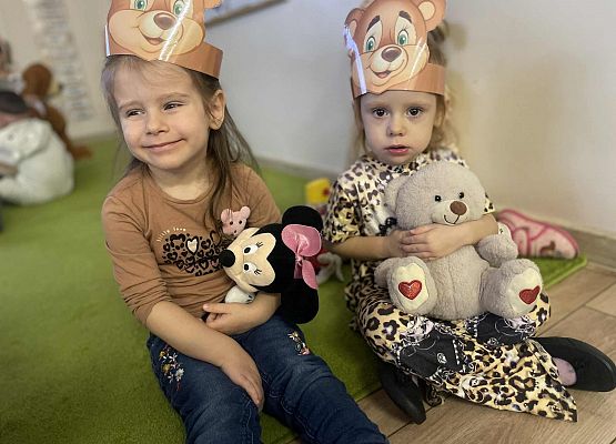 dziewczynki trzymają pluszowe misie