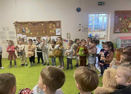 dzieci tańczą z pluszowymi misiami