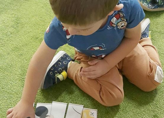 dziecko układa elementy układanki