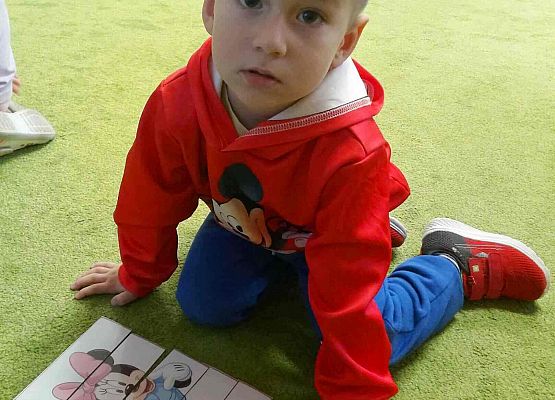 dziecko układa elementy układanki