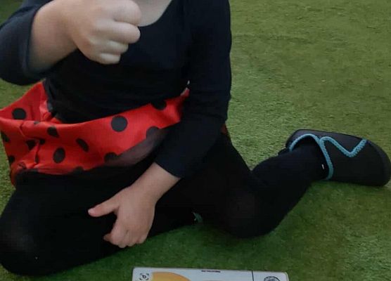 dziecko układa elementy układanki