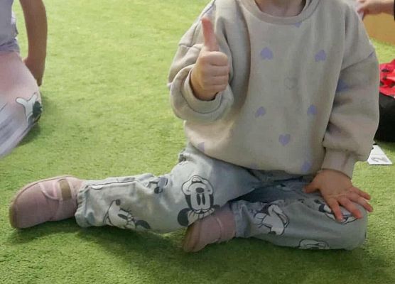 dziecko układa elementy układanki