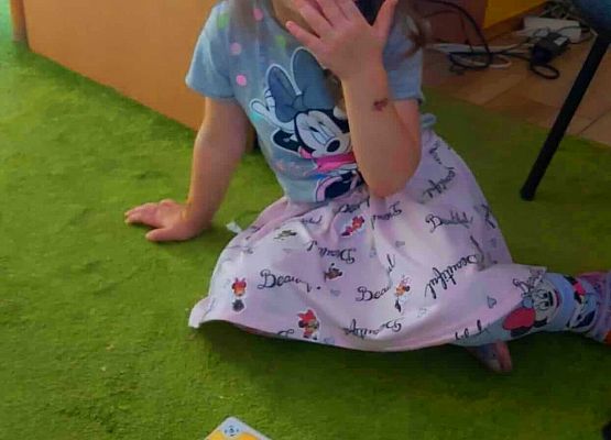 dziecko układa elementy układanki