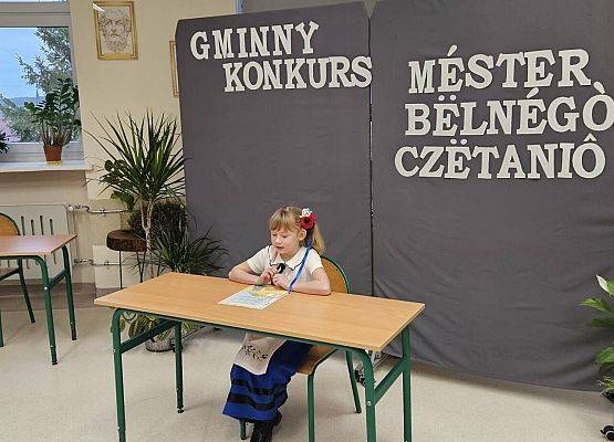 uczennica czyta tekst