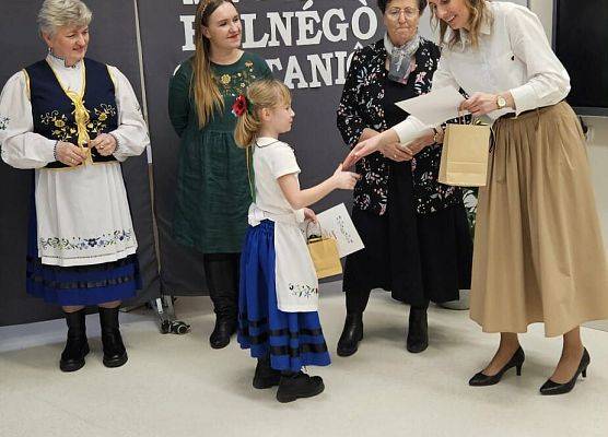 uczennica odbiera dyplom