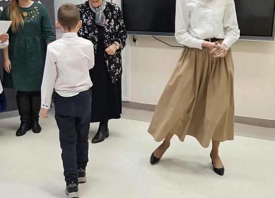 uczeń odbiera dyplom