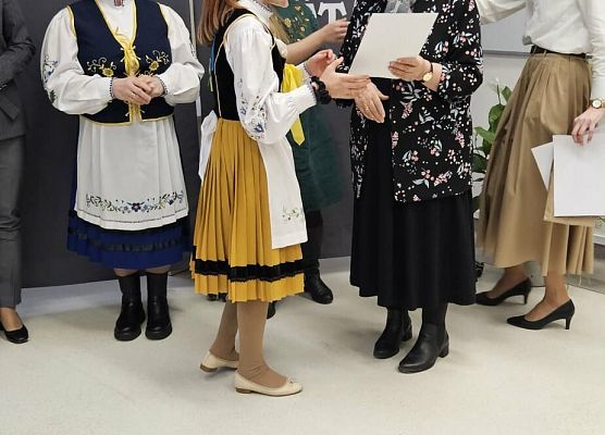 uczennica odbiera dyplom