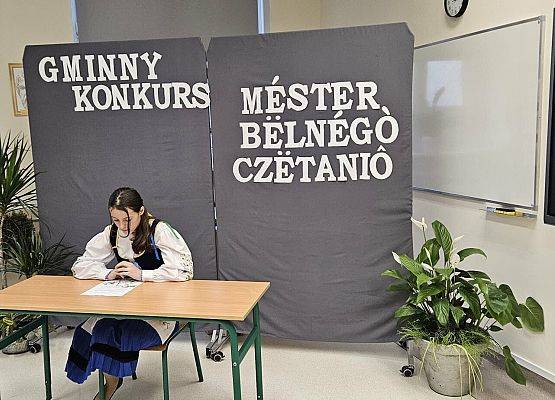 uczennica czyta tekst