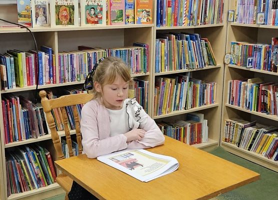 dziewczynka czyta