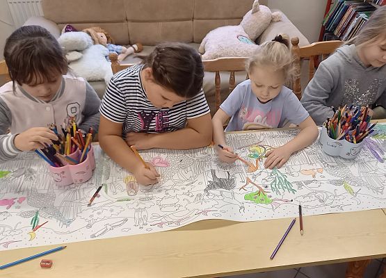 dzieci rysują kredkami