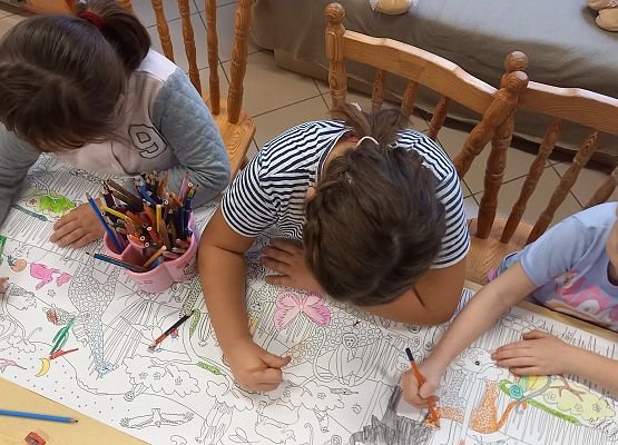 dzieci rysują kredkami