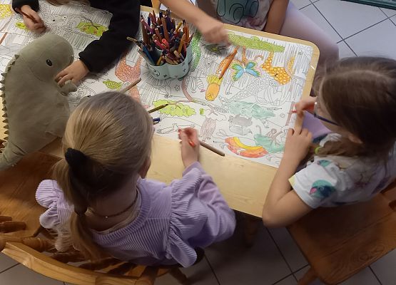 dzieci rysują kredkami