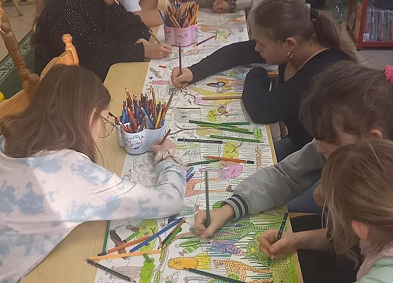 dzieci rysują kredkami