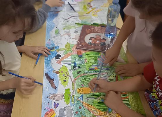 dzieci rysują kredkami