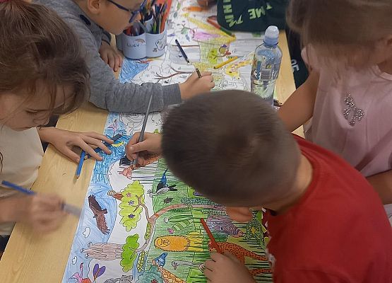 dzieci rysują kredkami