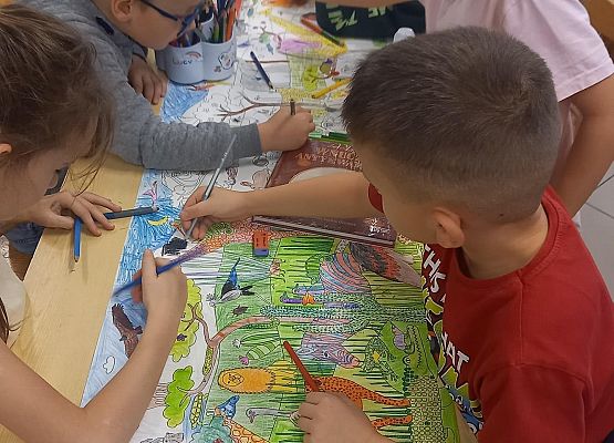 dzieci rysują kredkami