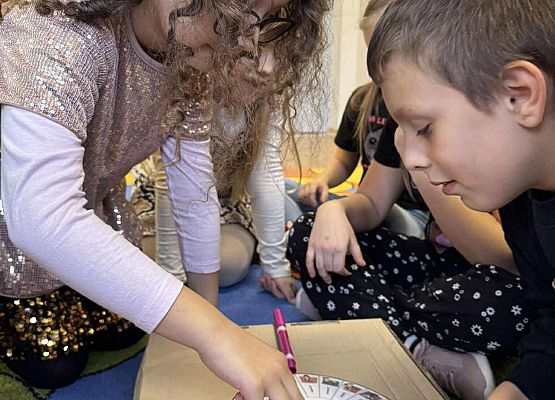 dzieci podczas zabawy