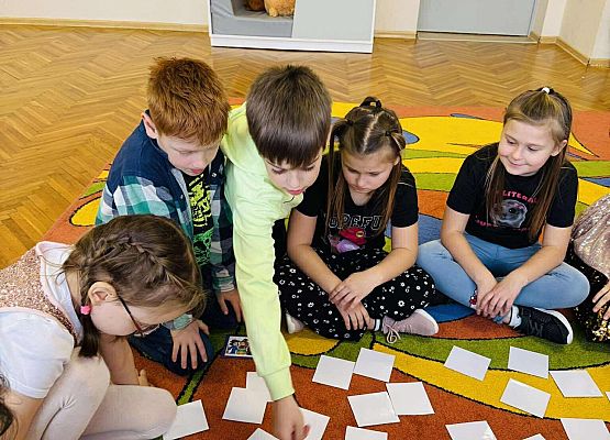 dzieci podczas zabawy