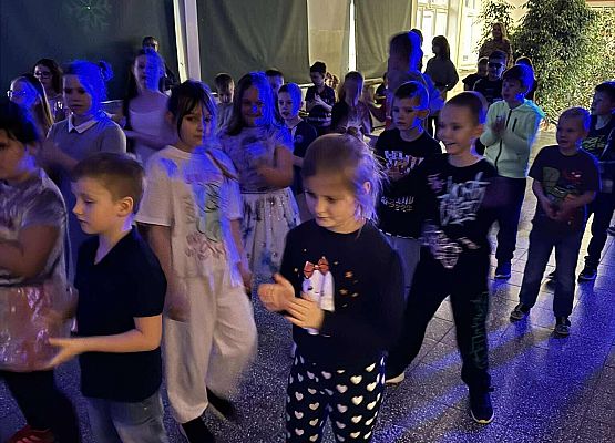 dzieci podczas zabawy