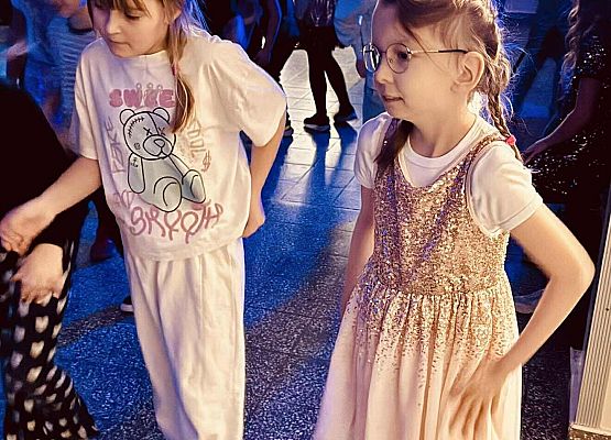 dzieci podczas zabawy