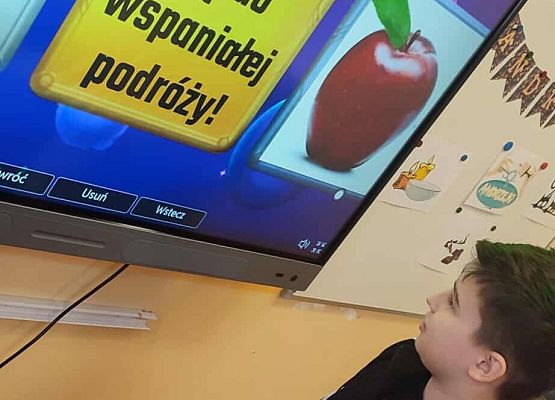 uczeń przy tablicy multimedialnej