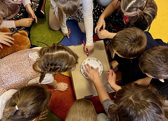 dzieci podczas zabawy