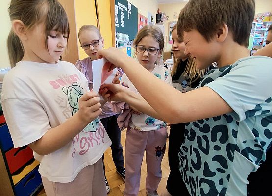 dzieci podczas zabawy