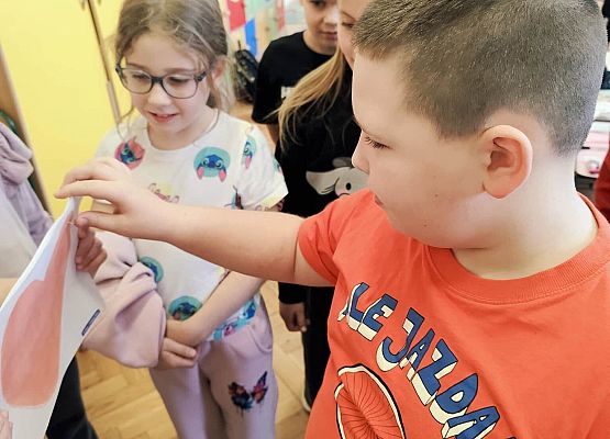 dzieci podczas zabawy