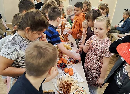 dzieci podczas zabawy