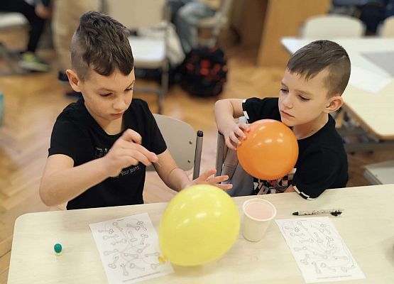 dzieci podczas zabawy