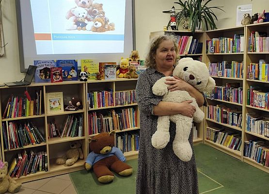 nauczycielka opowiada dzieciom o misiach