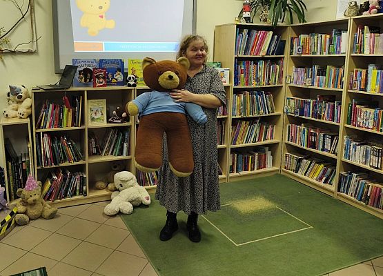 nauczycielka opowiada dzieciom o misiach