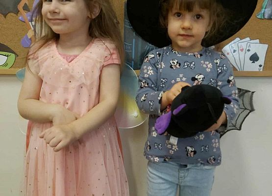 dzieci podczas zabawy andrzejkowej