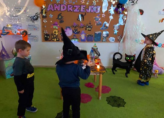 dzieci podczas zabawy andrzejkowej