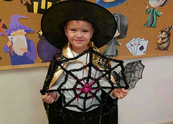 dzieci podczas zabawy andrzejkowej