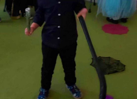 dzieci podczas zabawy andrzejkowej